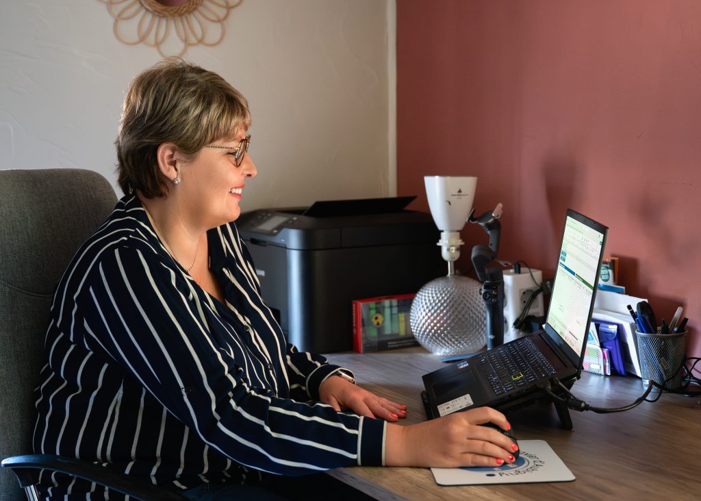 Assistante administrative indépendante en Vendée aidant un entrepreneur à gérer ses documents